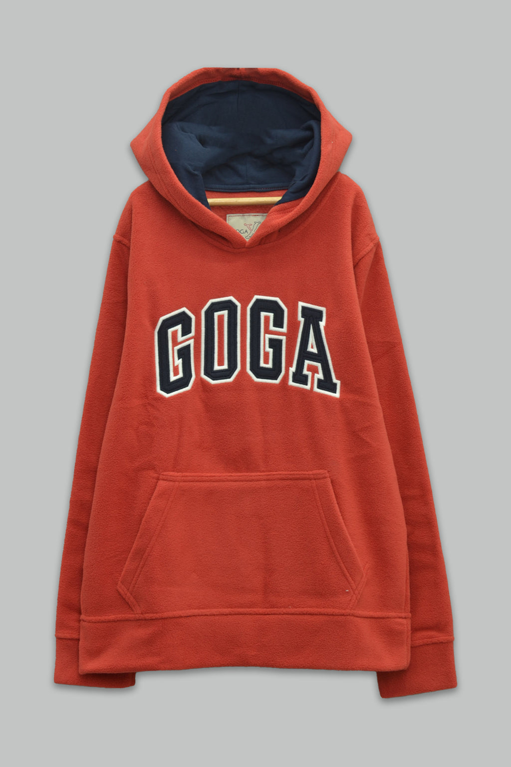 Sudadera polar para Niño bordada con manga larga, capucha ajustable, bolsas frontales y cierre.