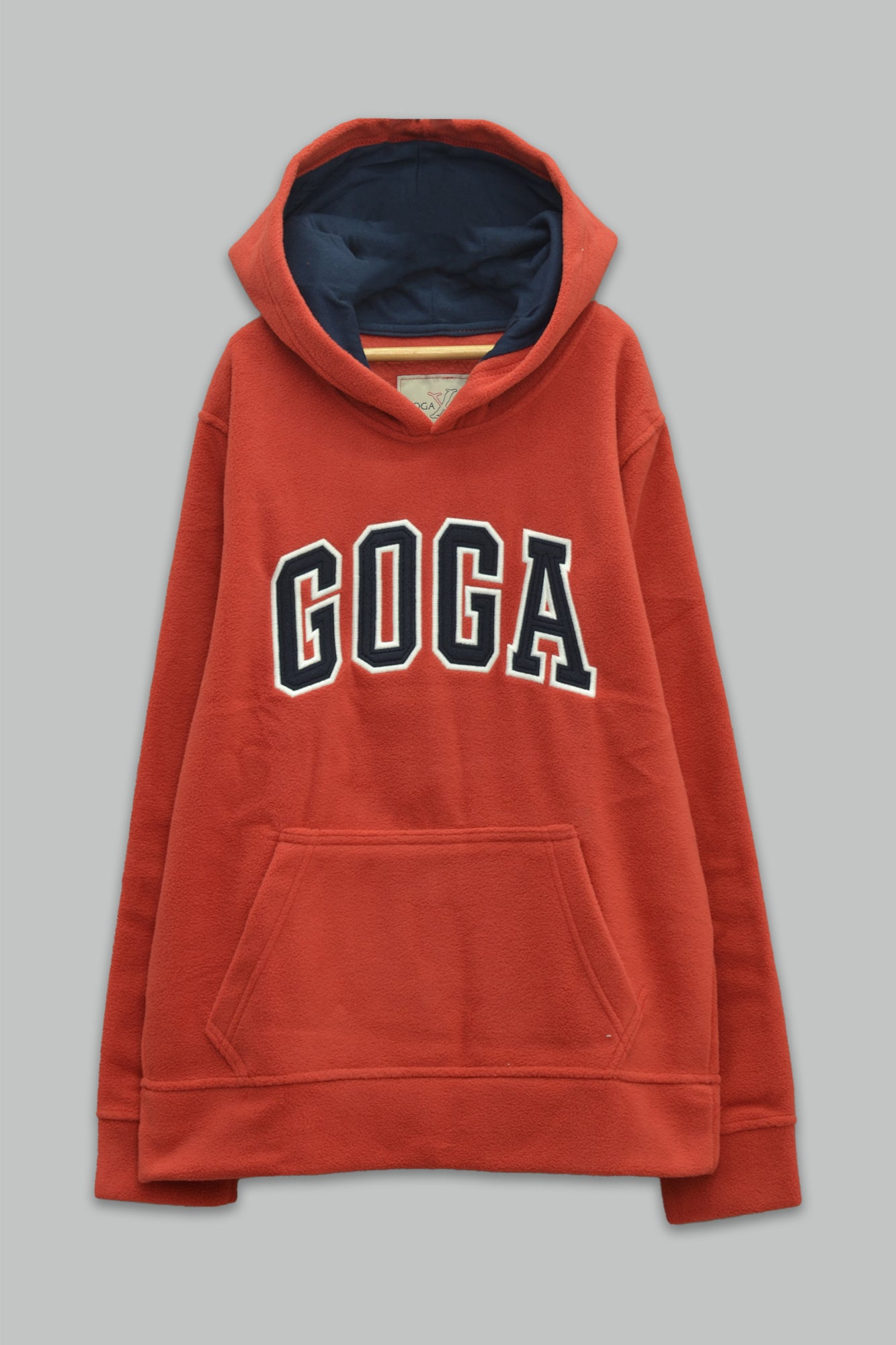 Sudadera polar para Niño bordada con manga larga, capucha ajustable, bolsas frontales y cierre.