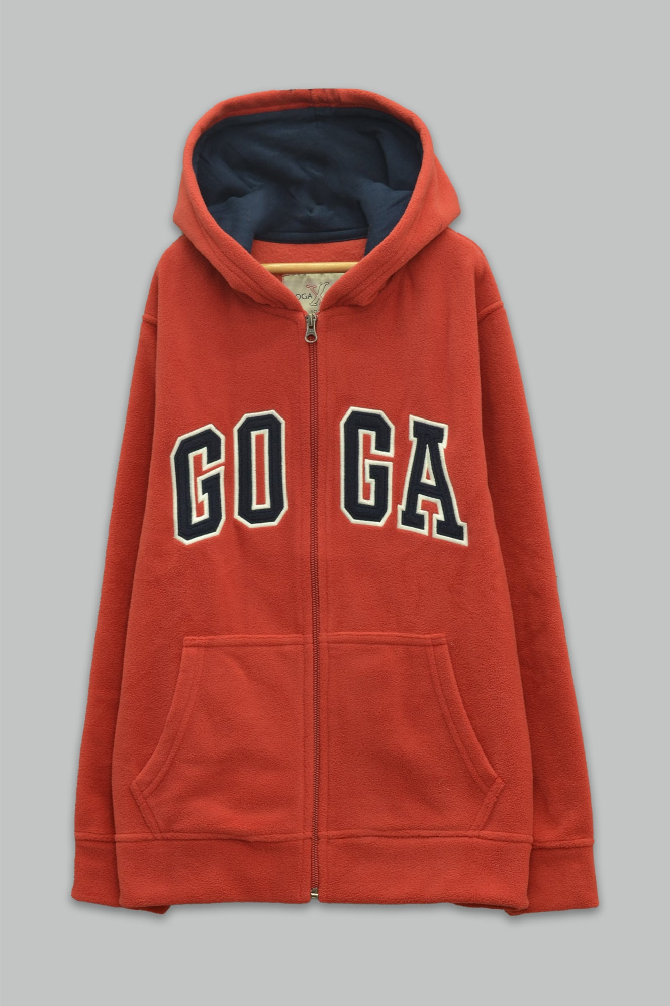 Sudadera polar bordada con manga larga, capucha ajustable, bolsa frontal.