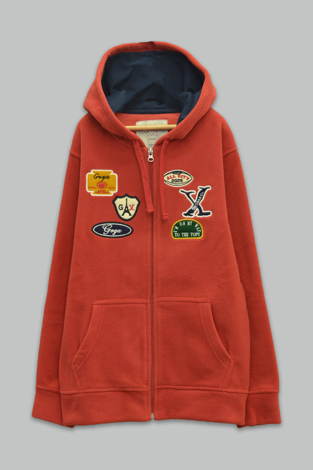 Sudadera polar para Niño bordada con manga larga, capucha ajustable, bolsas frontales y cierre.