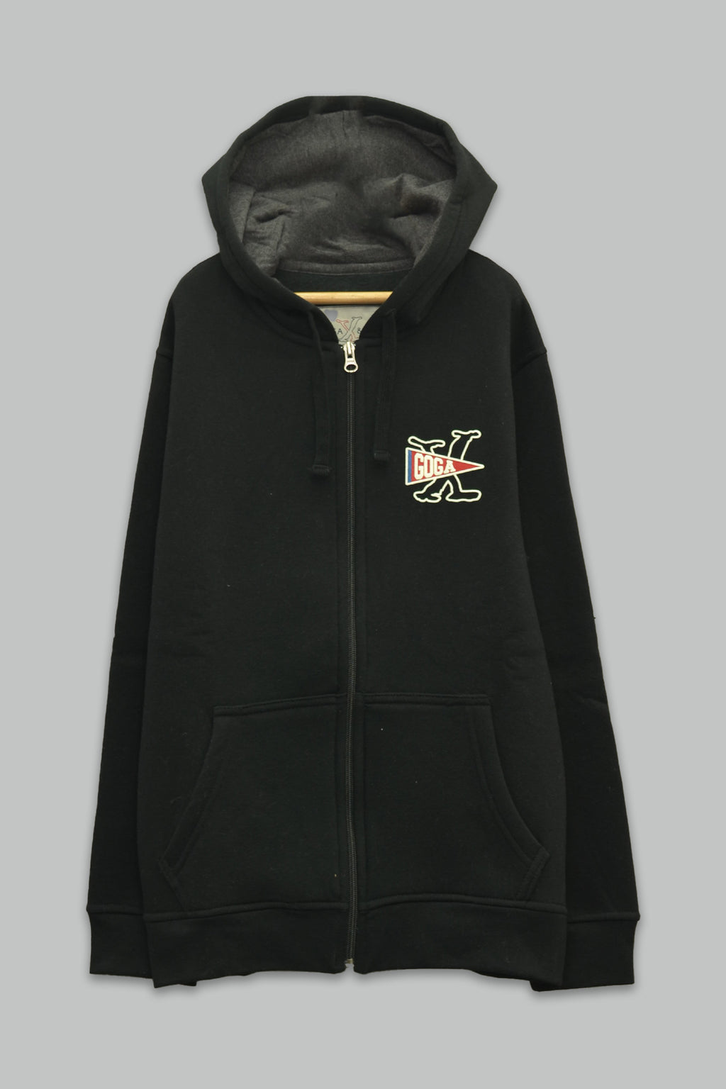 Sudadera felpa para Niño con manga larga, capucha ajustable, bolsas frontales y cierre.