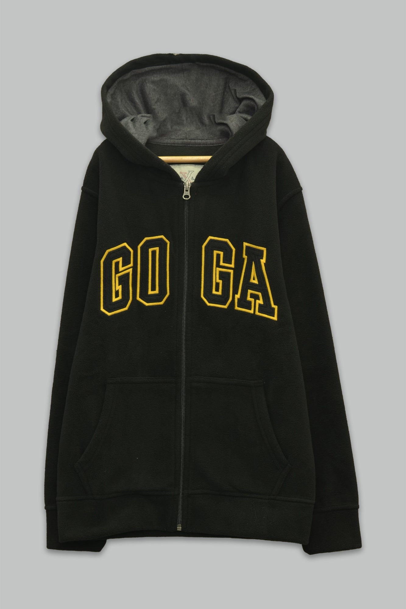 Sudadera polar bordada con manga larga, capucha ajustable, bolsa frontal.