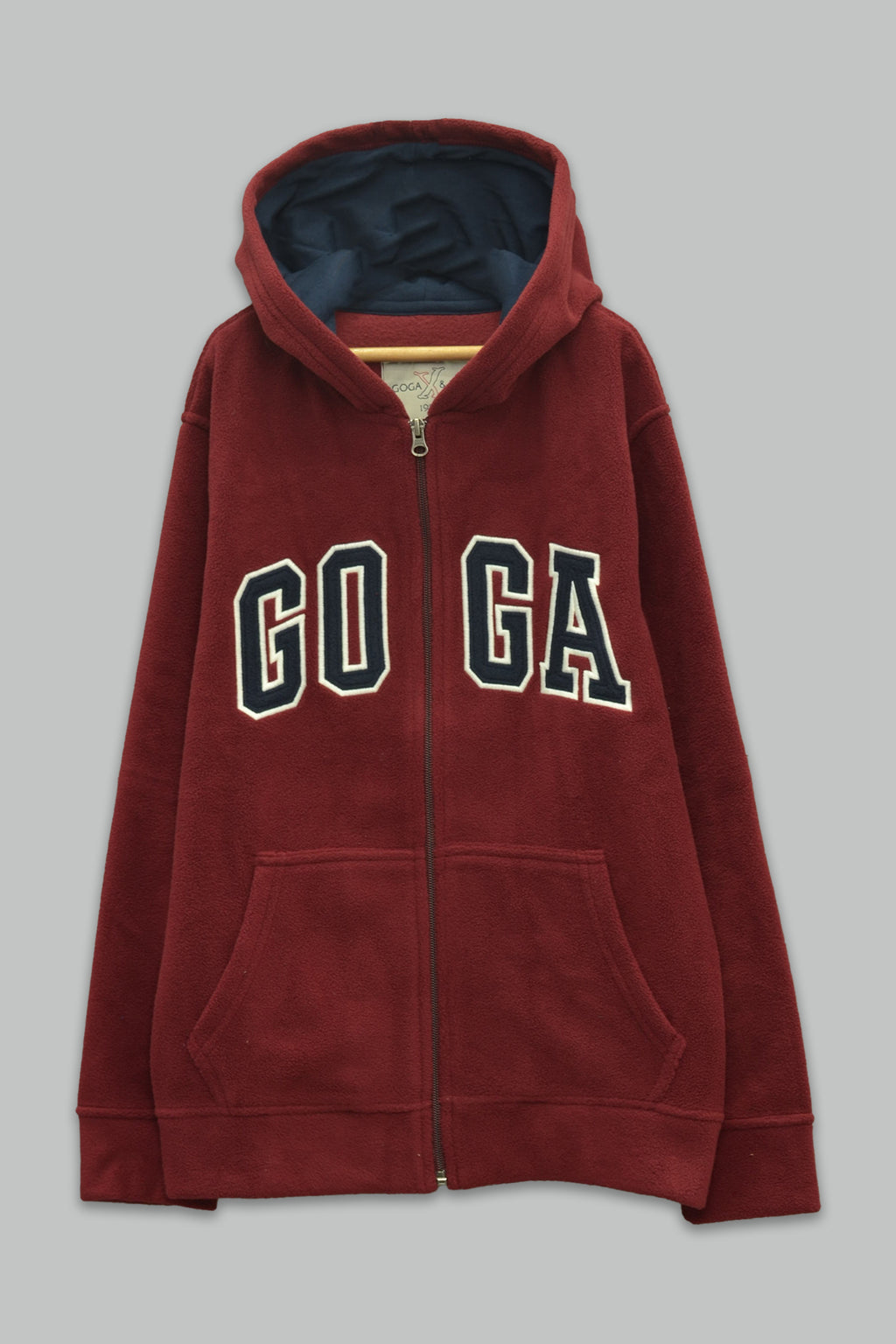Sudadera polar bordada con manga larga, capucha ajustable, bolsa frontal.
