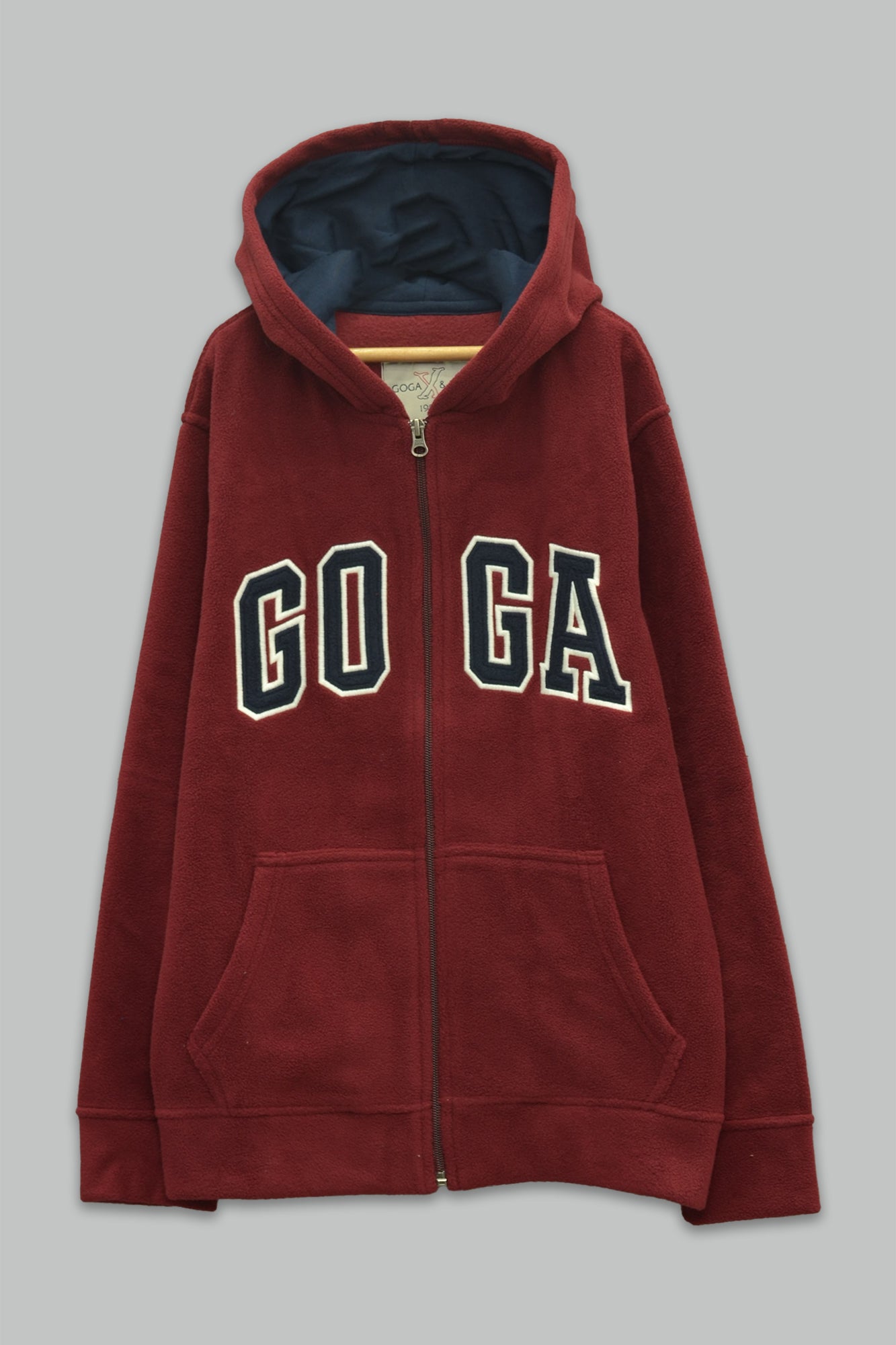 Sudadera polar bordada con manga larga, capucha ajustable, bolsa frontal.
