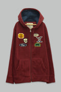 Sudadera polar para Niño bordada con manga larga, capucha ajustable, bolsas frontales y cierre.