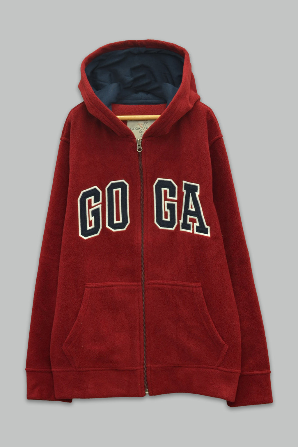 Sudadera polar bordada con manga larga, capucha ajustable, bolsa frontal.