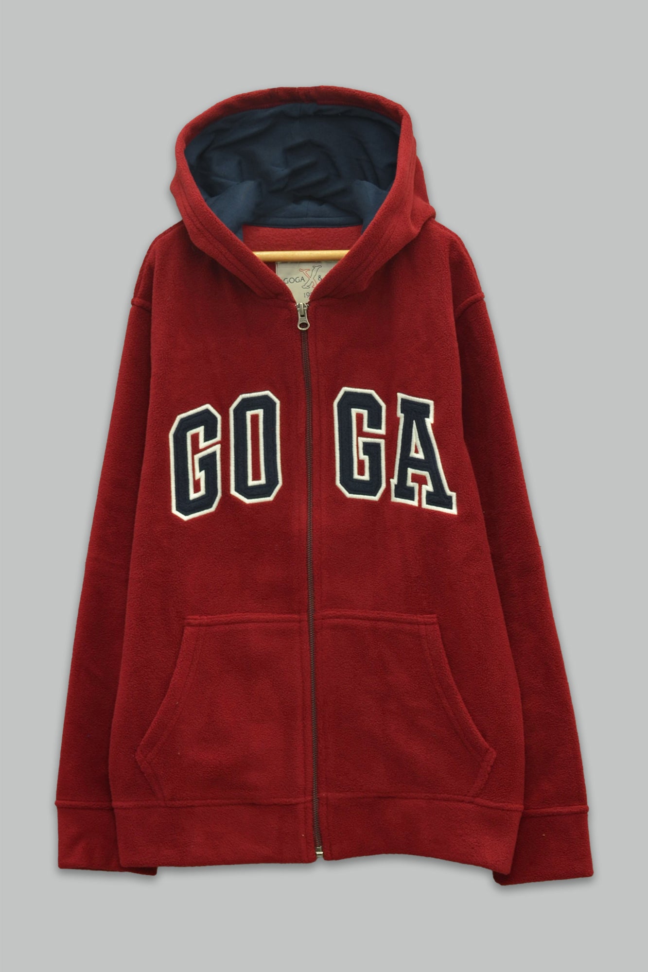 Sudadera polar bordada con manga larga, capucha ajustable, bolsa frontal.
