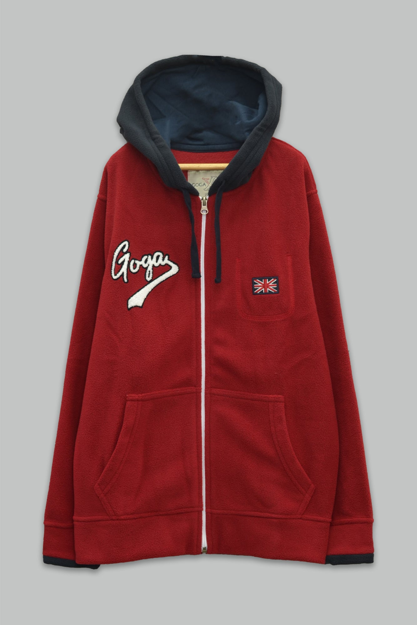 Sudadera polar para Niño bordada con manga larga, capucha ajustable, bolsas frontales y cierre.