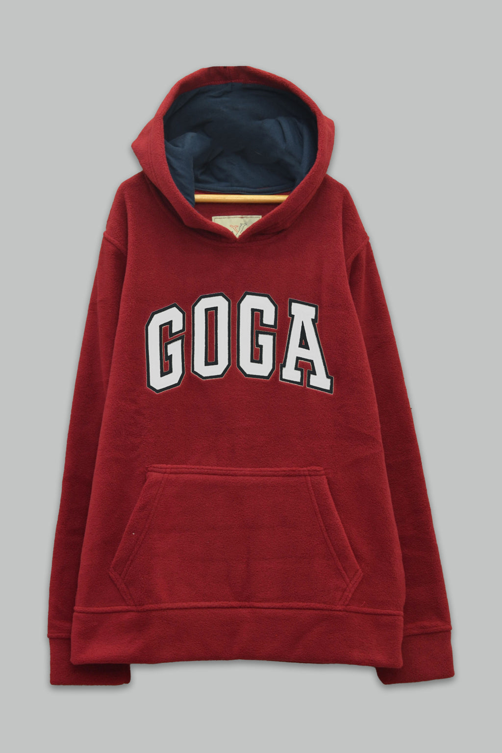 Sudadera polar para Niño bordada con manga larga, capucha ajustable, bolsas frontales y cierre.