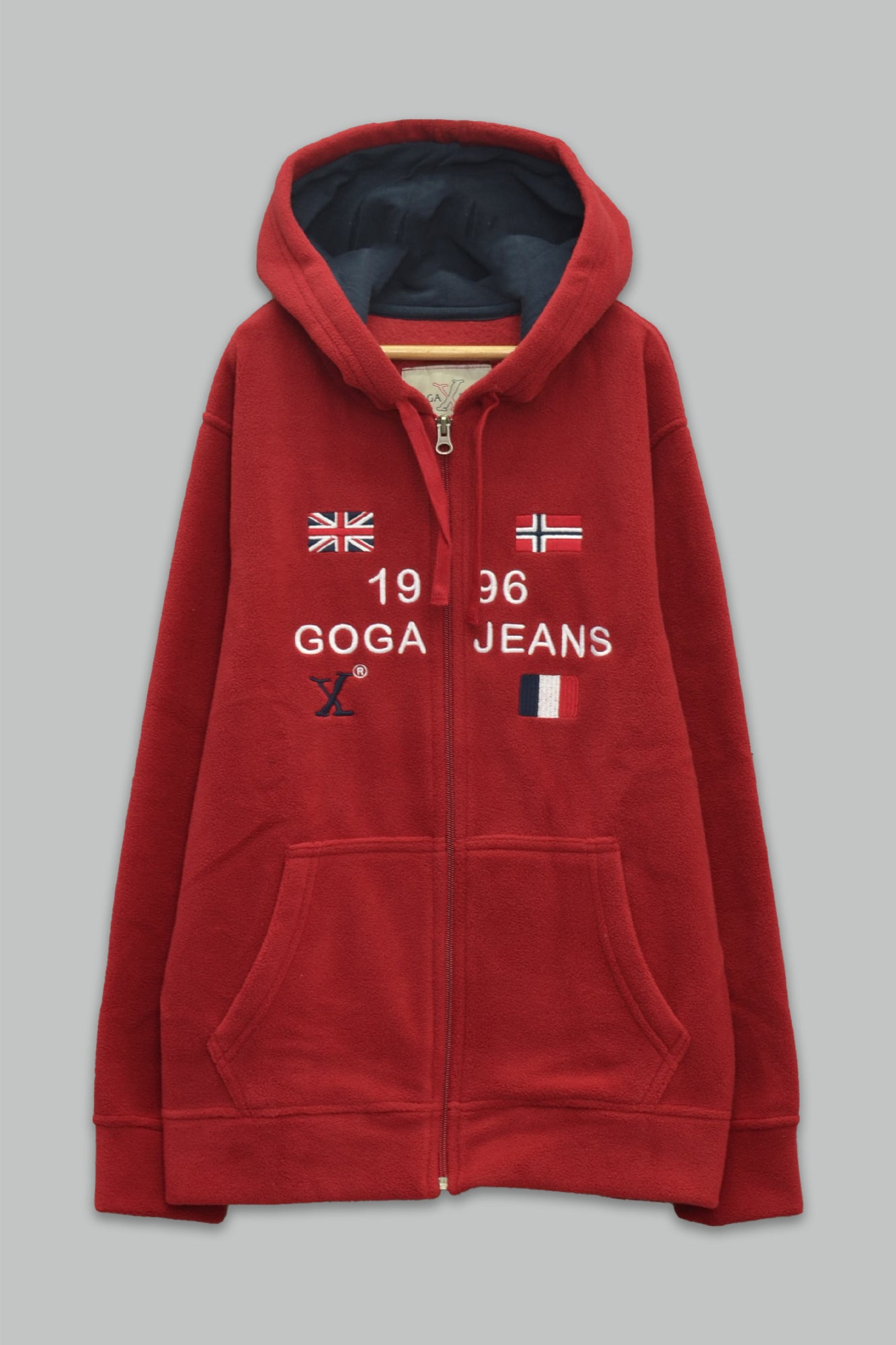 Sudadera polar para Niño bordada con manga larga, capucha ajustable, bolsas frontales y cierre.