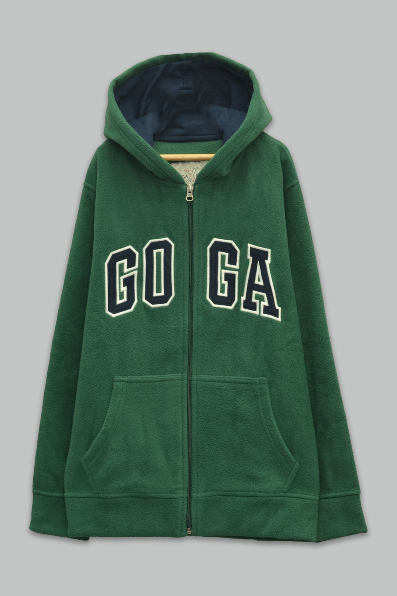Sudadera polar bordada con manga larga, capucha ajustable, bolsa frontal.