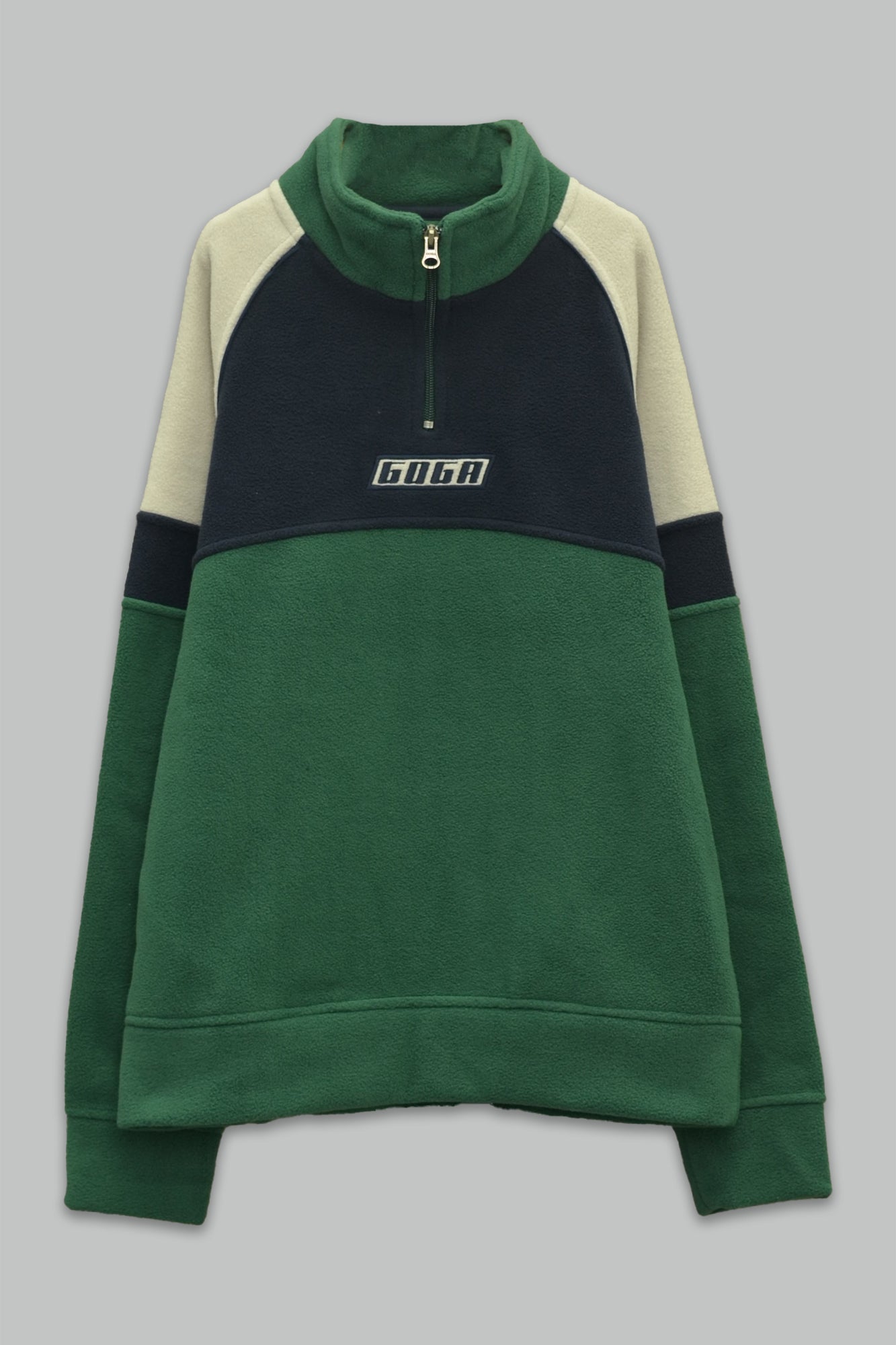 Sudadera polar para Niño bordada con manga larga, cuello alto, bolsas frontales y cierre.