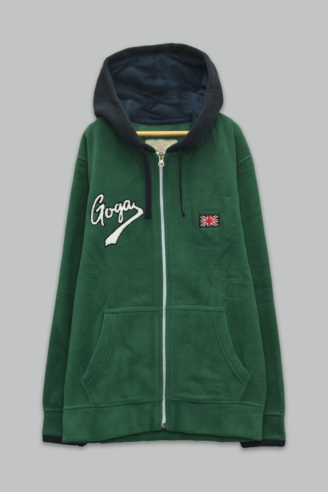 Sudadera polar para Niño bordada con manga larga, capucha ajustable, bolsas frontales y cierre.