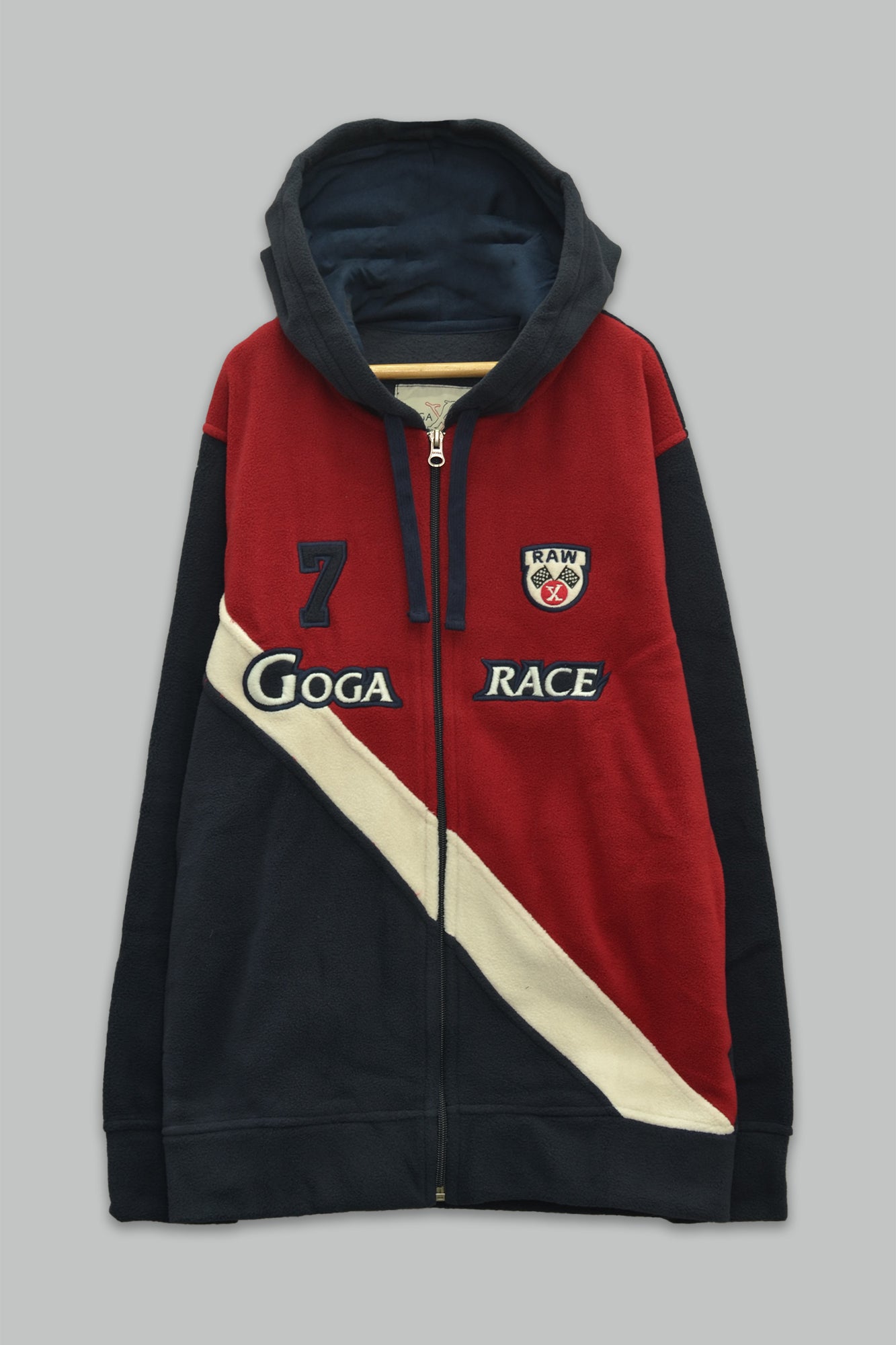 Sudadera polar para Niño bordada con manga larga, capucha ajustable, bolsas frontales y cierre.