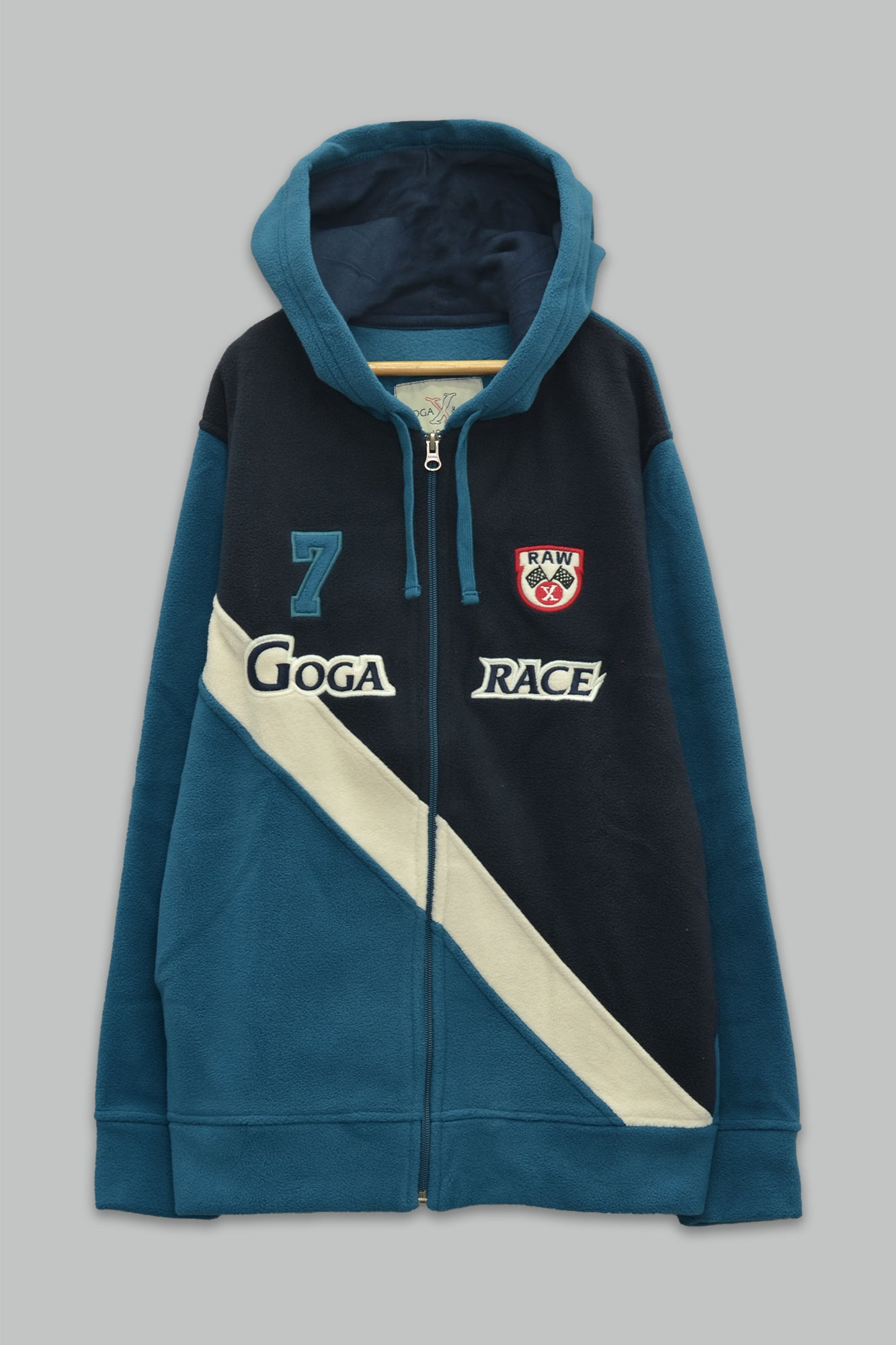 Sudadera polar para Niño bordada con manga larga, capucha ajustable, bolsas frontales y cierre.