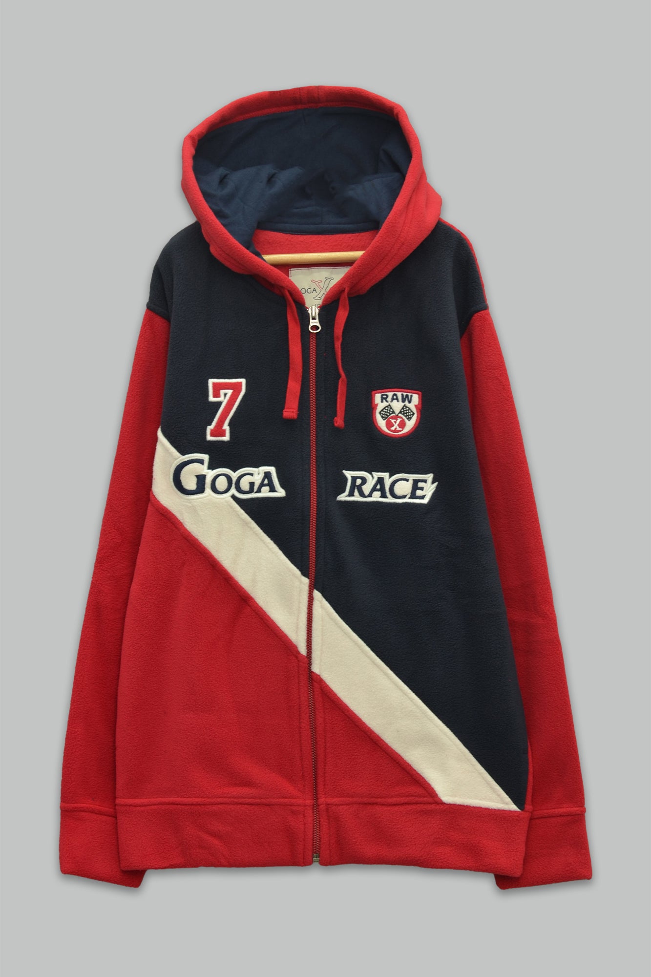 Sudadera polar para Niño bordada con manga larga, capucha ajustable, bolsas frontales y cierre.