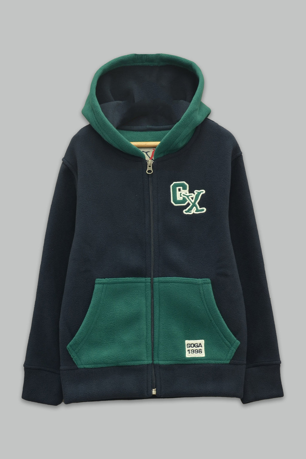 Sudadera polar para Niño bordada con manga larga, capucha ajustable, bolsas frontales y cierre.