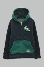 Sudadera polar para Niño bordada con manga larga, capucha ajustable, bolsas frontales y cierre.