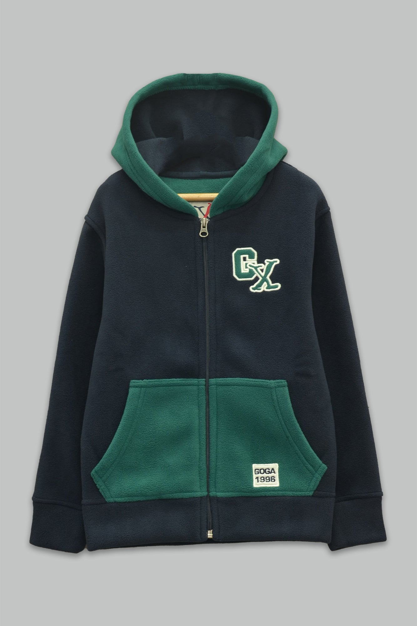Sudadera polar para Niño bordada con manga larga, capucha ajustable, bolsas frontales y cierre.