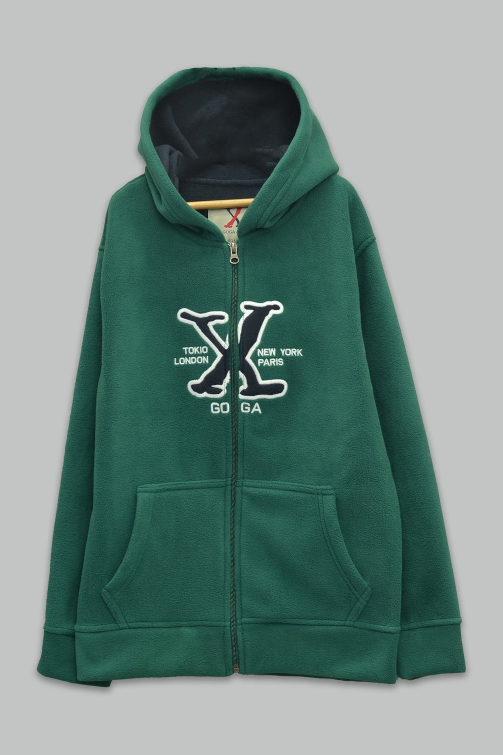 Sudadera polar para Niño bordada con manga larga, capucha ajustable, bolsas frontales y cierre.