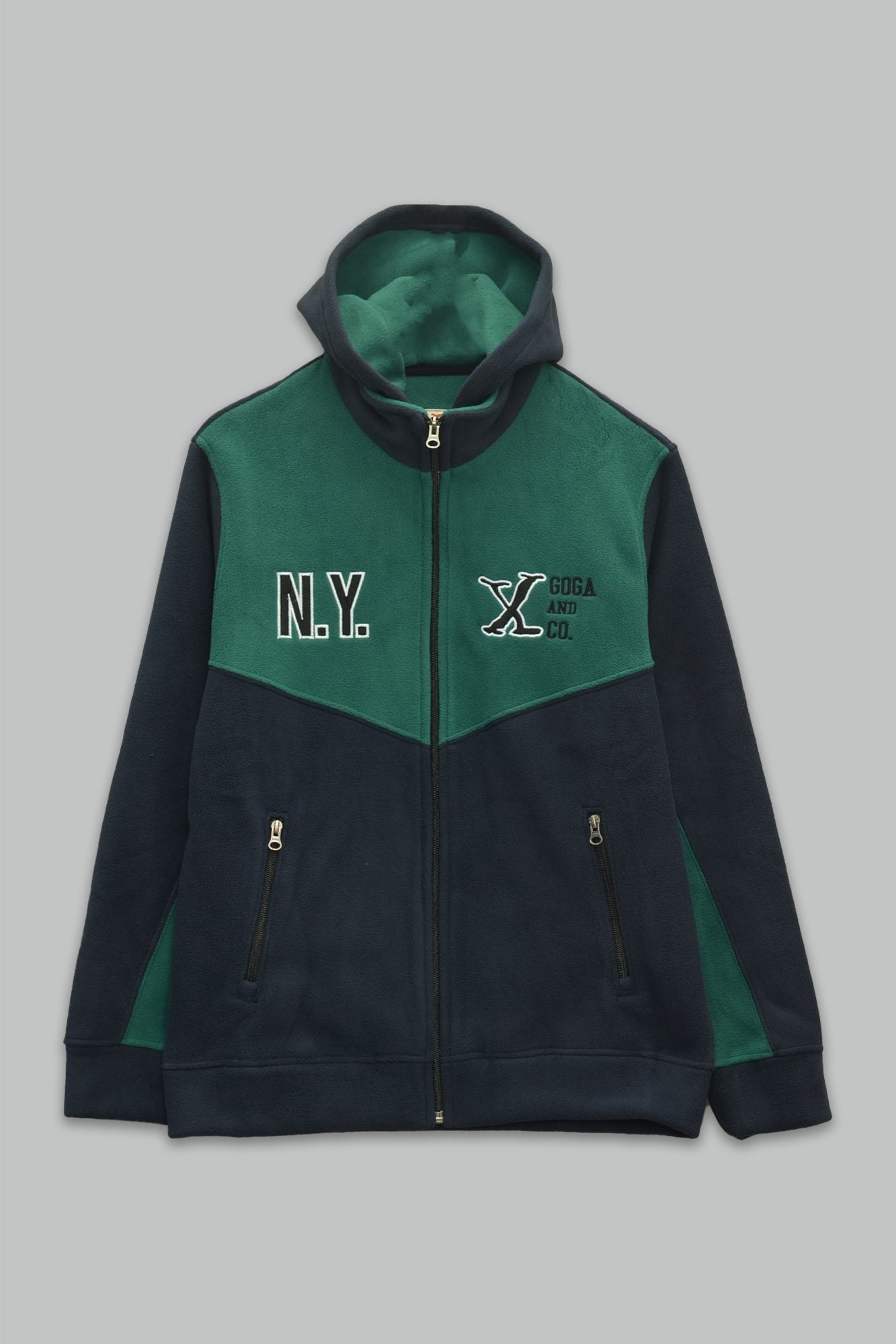 Sudadera polar para hombre, bordada con manga larga, bolsas frontales y cierre.