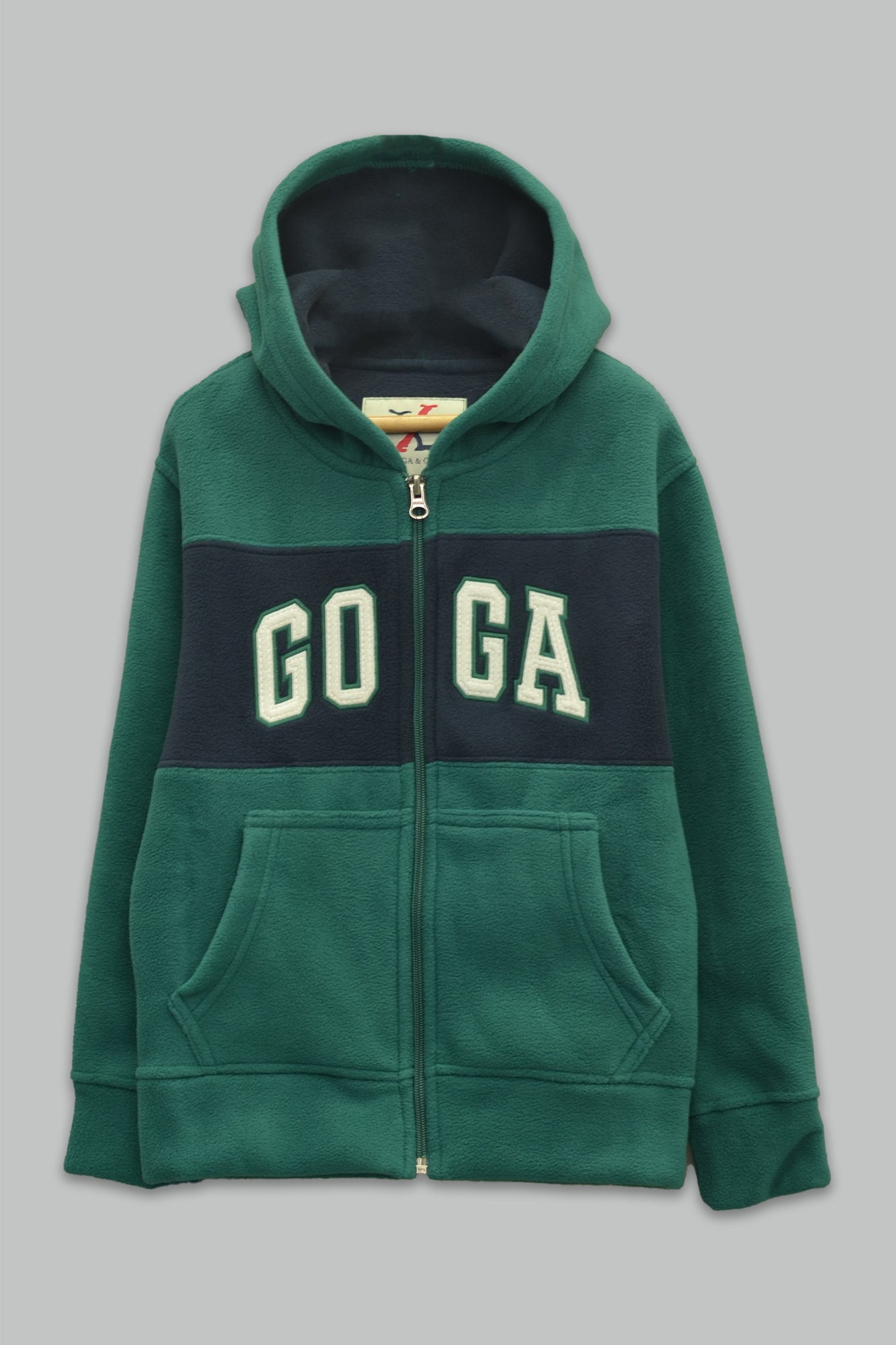 Sudadera felpa Niño bordada con manga larga, capucha ajustable, bolsas frontales y cierre.