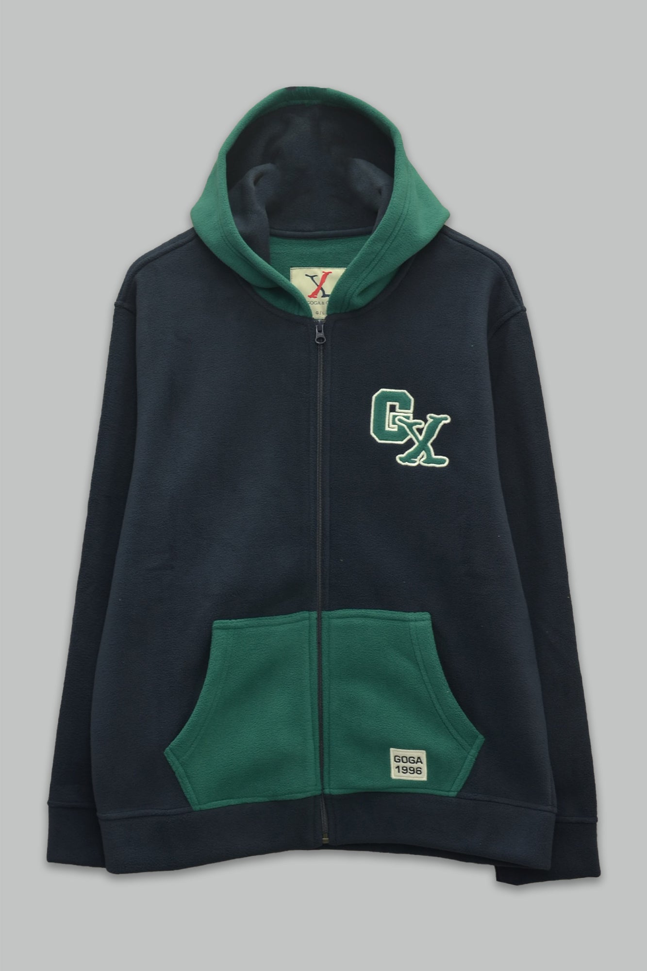 Sudadera polar para hombre, bordada con manga larga, bolsas frontales y cierre.