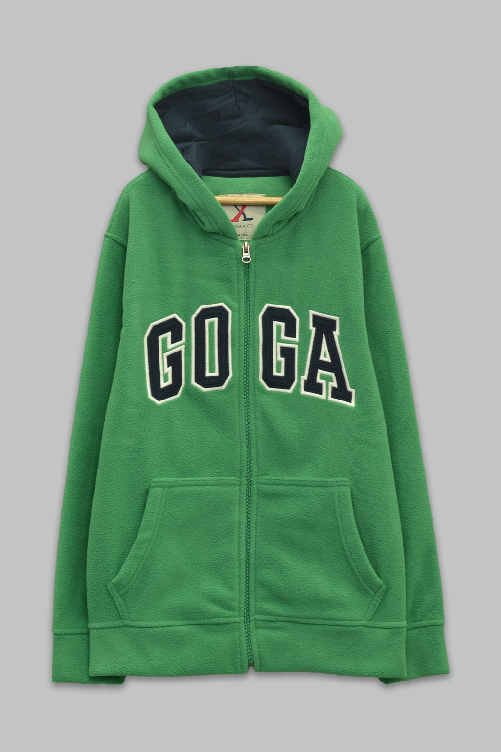 Sudadera polar para Niño bordada con manga larga, capucha ajustable, bolsas frontales y cierre.