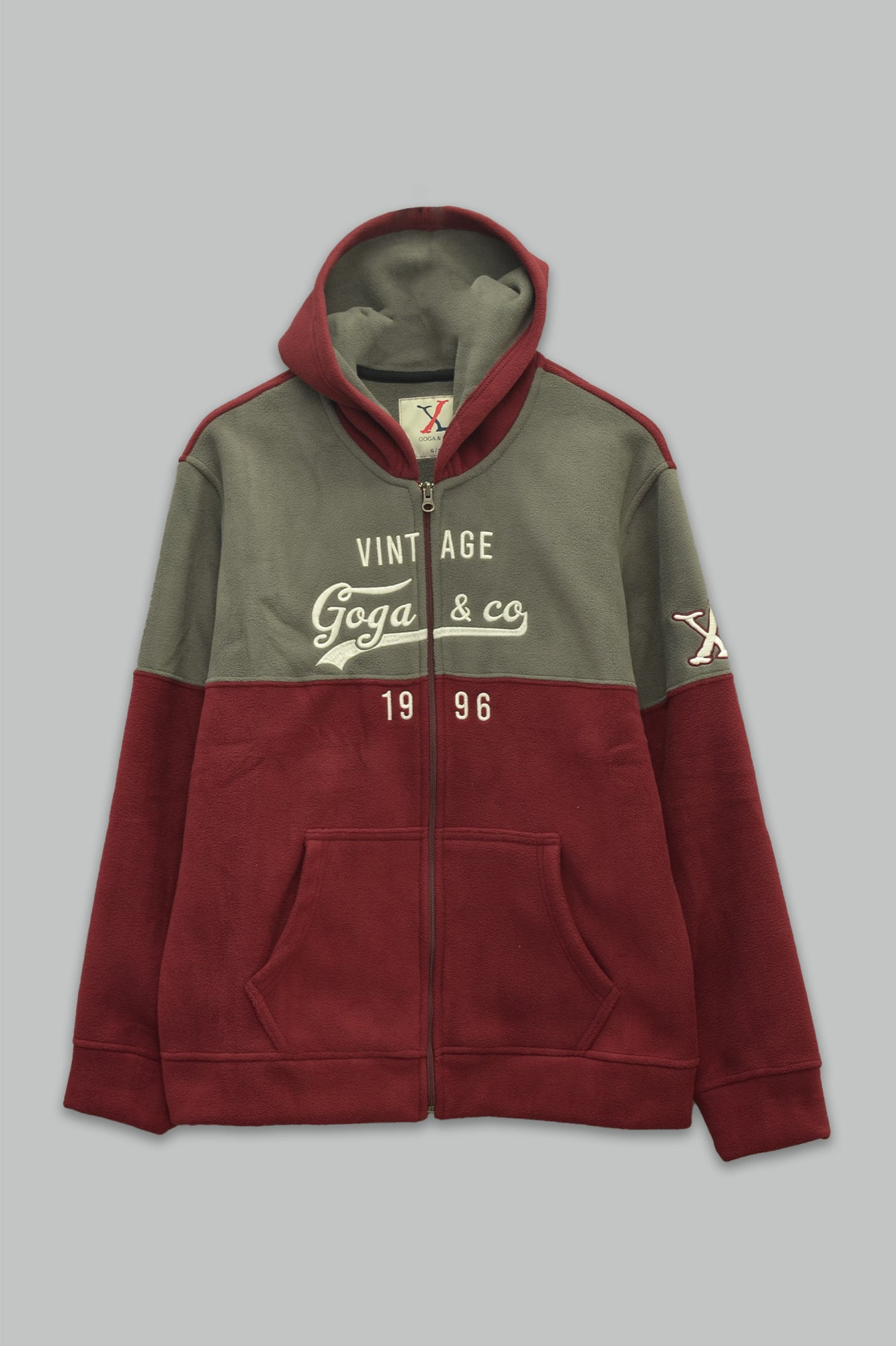 Sudadera polar para hombre, bordada con manga larga, bolsas frontales y cierre.