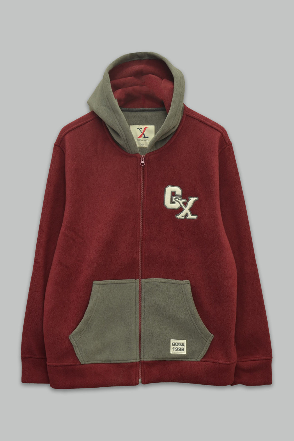 Sudadera polar para hombre, bordada con manga larga, bolsas frontales y cierre.