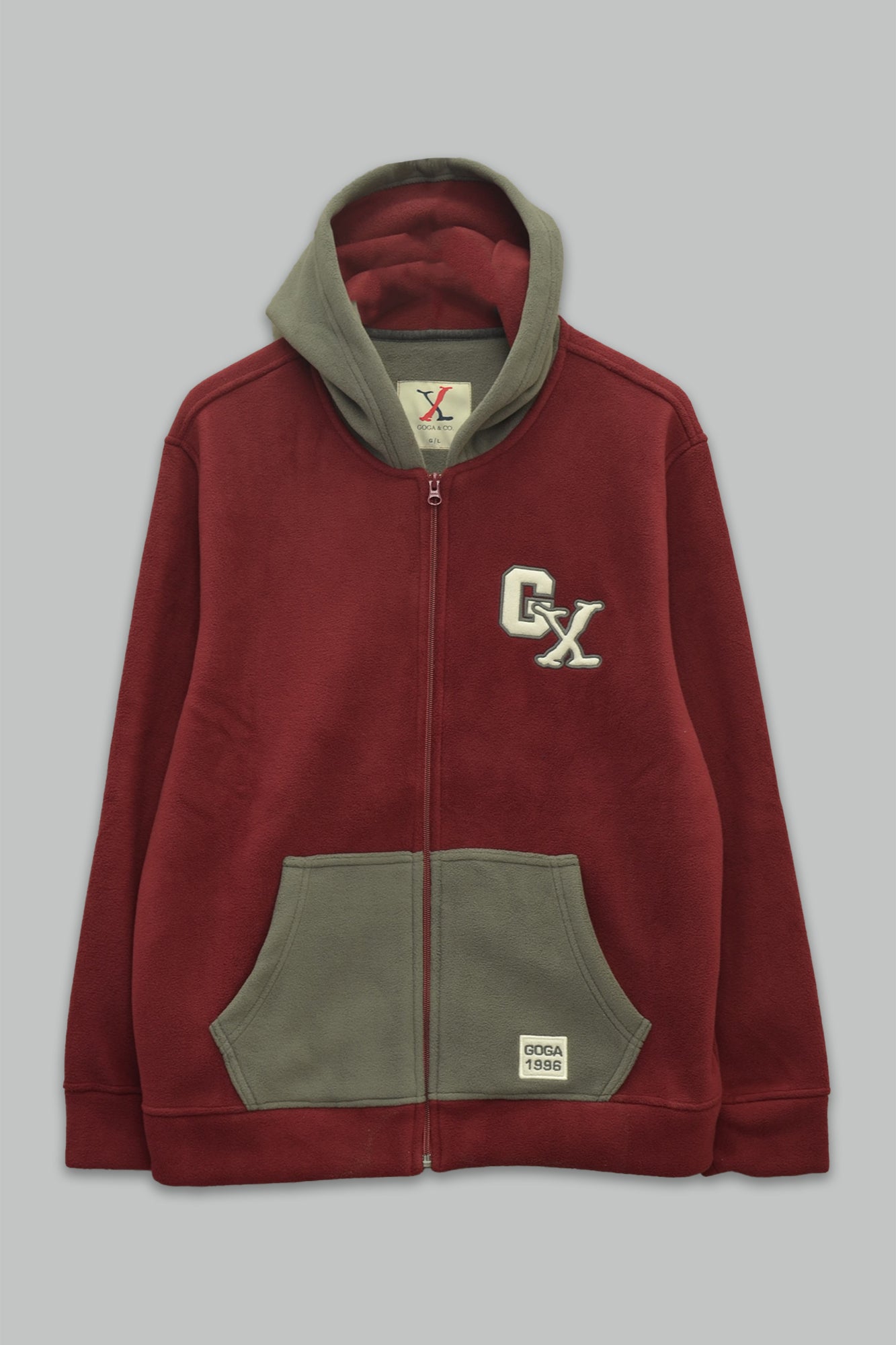 Sudadera polar para hombre, bordada con manga larga, bolsas frontales y cierre.