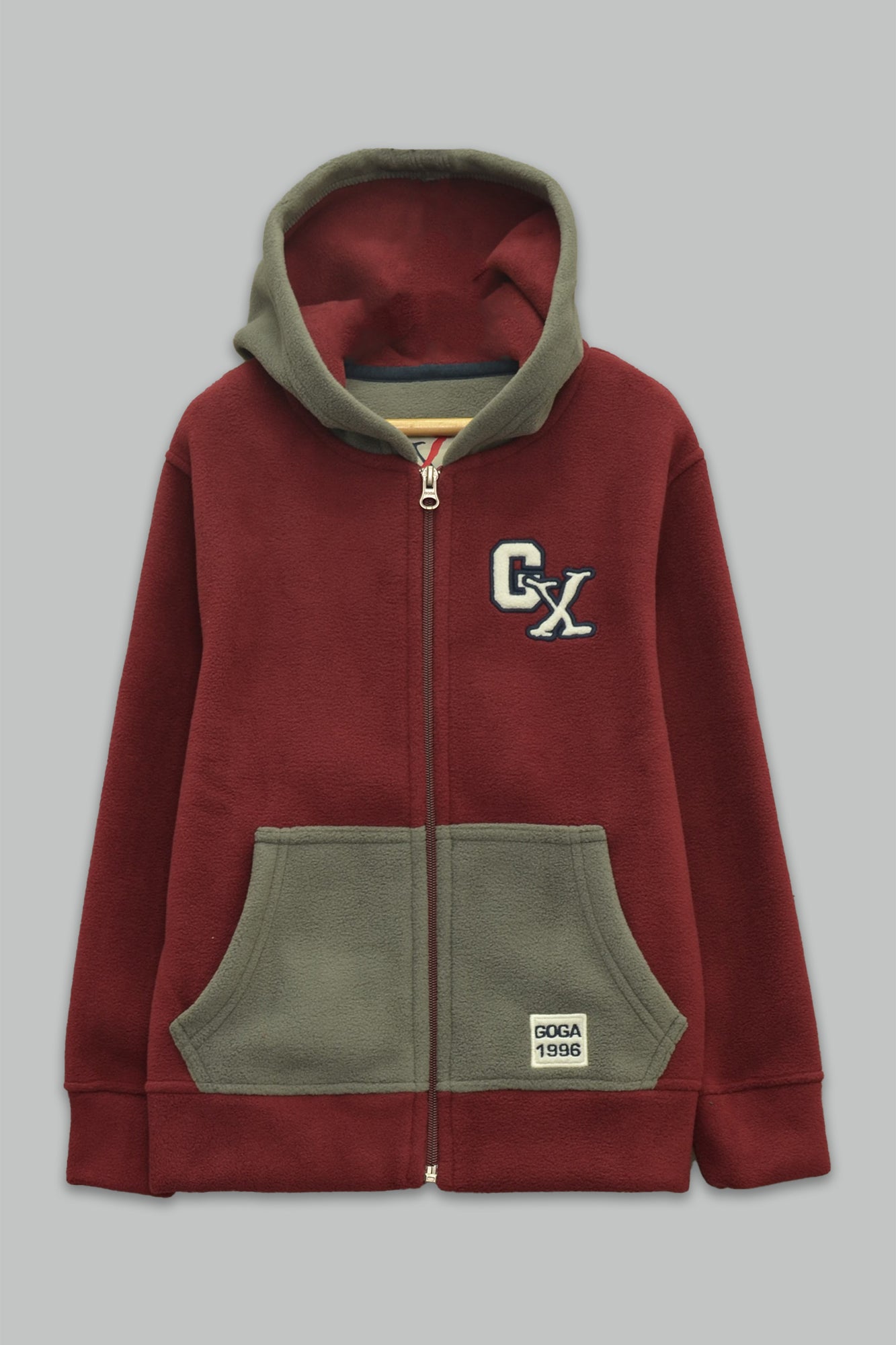 Sudadera polar para Niño bordada con manga larga, capucha ajustable, bolsas frontales y cierre.
