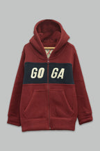 Sudadera sherpa niño bordada con manga larga, capucha ajustable, bolsas frontales y cierre.