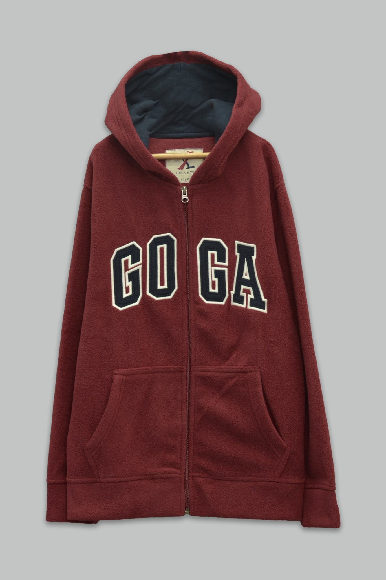 Sudadera polar para Niño bordada con manga larga, capucha ajustable, bolsas frontales y cierre.